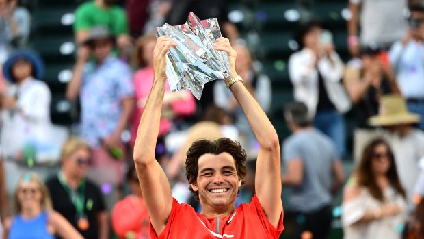 Taylor Fritz s trofejí z Indian Wells