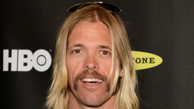 Taylor Hawkins s frontmanem Foo Fighters Davem Grohlem