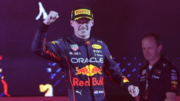 Nizozemský jezdec Max Verstappen slaví vítězství v Džiddě