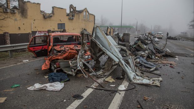 V ukrajinské Buči jsou rozdrcené civilní automobily