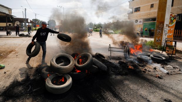 Palestinci pálí pneumatiky na barikádách během střetu s izraelskými jednotkami v Džanínu