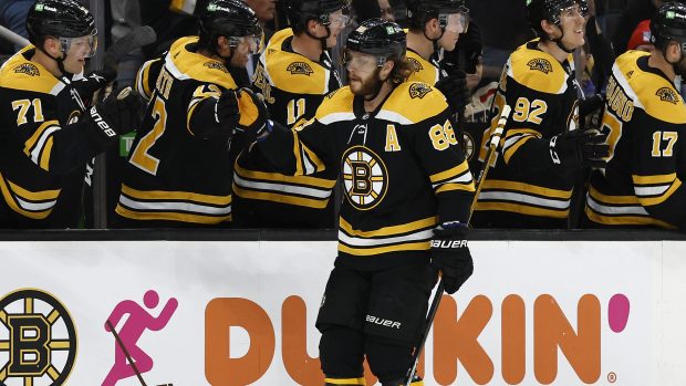 Hráči Bostonu Bruins gratulují Davidu Pastrňákovi k 40. zásahu v sezoně