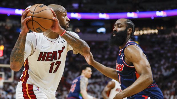 P.J. Tucker z Miami a proti němu James Harden z Philadelphie