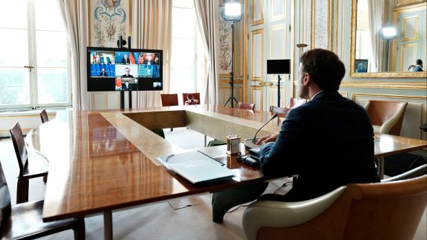 Francouzský prezident Emmanuel Macron při online konferenci zemí G7