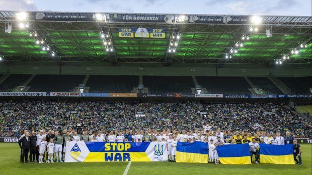 Hráči ukrajinské reprezentace a německého klubu Borussia Mönchengladbach s nápisem „zastavte válku“