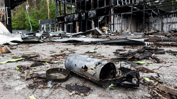 Kus ruské rakety Grad před čerpací stanicí zničenou ruskou armádou