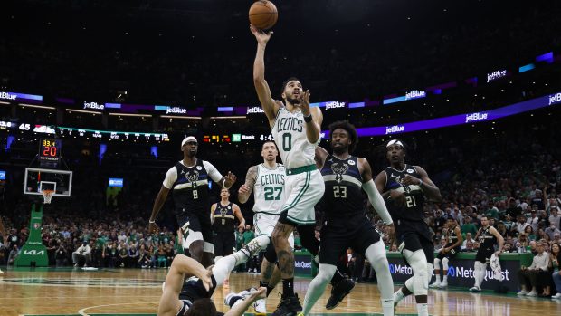 Jayson Tatum střílí v sedmém zápasu proti Milwaukee