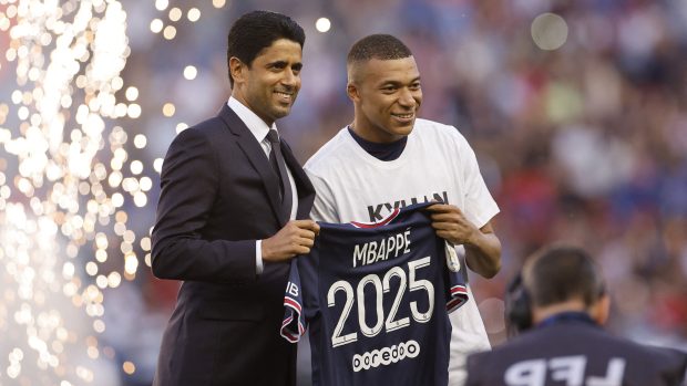 Kylian Mbappé po boku prezidenta Paris Saint-Germain Násira Al Chelajfího