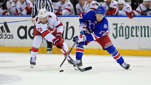 Brett Pesce z Caroliny a Frank Vatrano z NY Rangers.