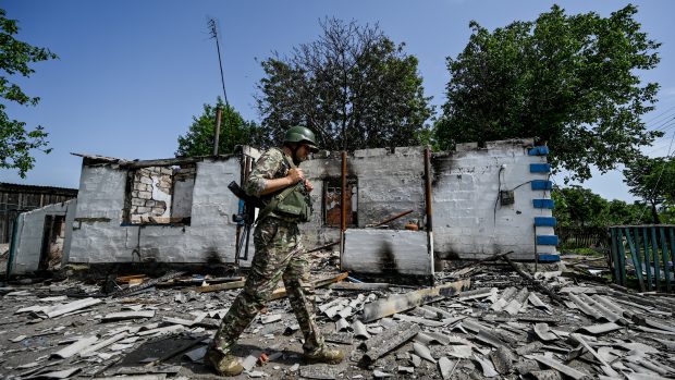 Ukrajinský voják ve vesnici Zelene Pole v Doněcké oblasti, zničené ruským ostřelováním