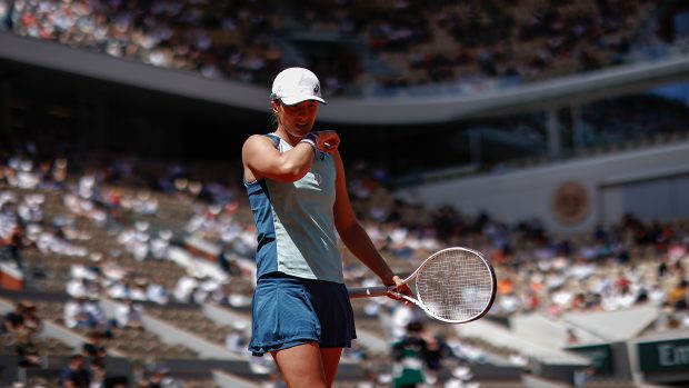 Světová jednička Iga Šwiateková z Polska během čtvrtfinále Roland Garros proti Jessice Pegualové z USA