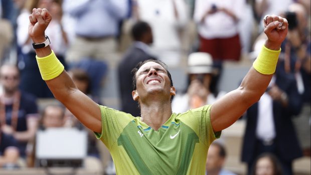 Rafael Nadal slaví vítězství na Roland Garros