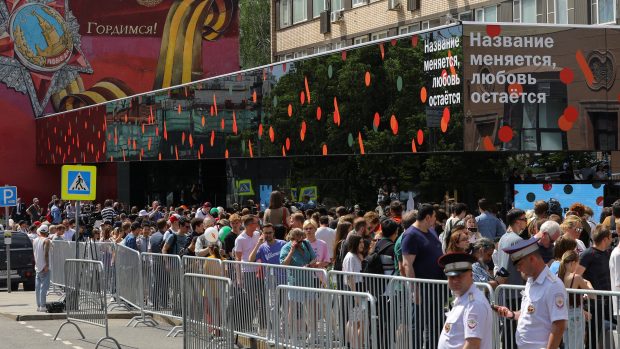 Frontu stovek zákazníků vítal na slavné bývalé první pobočce McDonald&#039;s na moskevském Puškinově náměstí slogan „Jméno se mění, láska zůstává“