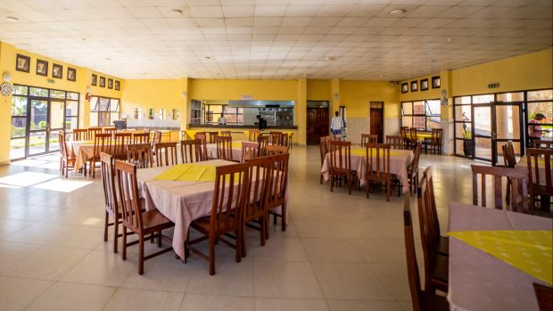 Pohled na restauraci v ubytování The Hope Hostel, kam mají být migranti z Británie přijati po příjezdu do Kigali