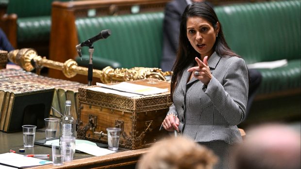 Britská ministryně vnitra Priti Patelová