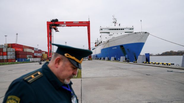 Ruský celník v přístavu ve městě Baltijsk v Kaliningradské oblasti