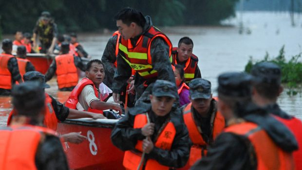 Záchranáři evakuují obyvatele z vesnice Xinli v provincii Guangdong