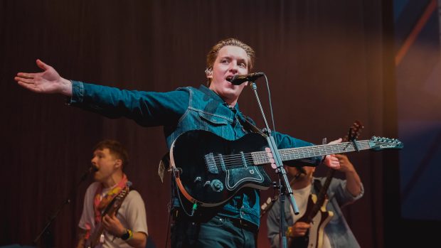 Britský zpěvák George Ezra