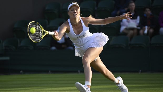 Marie Bouzková na dvorci Wimbledonu