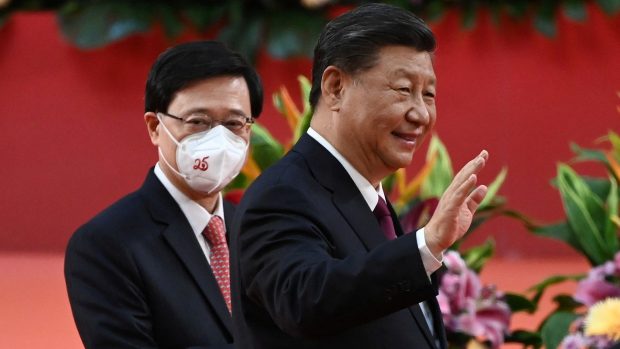 Čínský prezident Si Ťin-pching uvedl do funkce nového hongkongského správce Johna Leeho