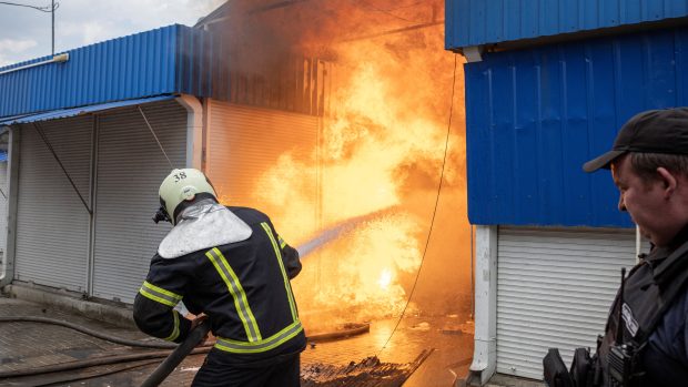 Hasiči hasí požár způsobený ruským ostřelováním na tržišti ve Slovjansku