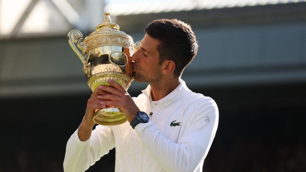 Novak Djoković počtvrté v řadě s wimbledonskou trofejí