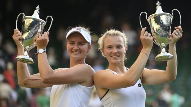 Barbora Krejčíková a Kateřina Siniaková se svými trofejemi pro vítězky