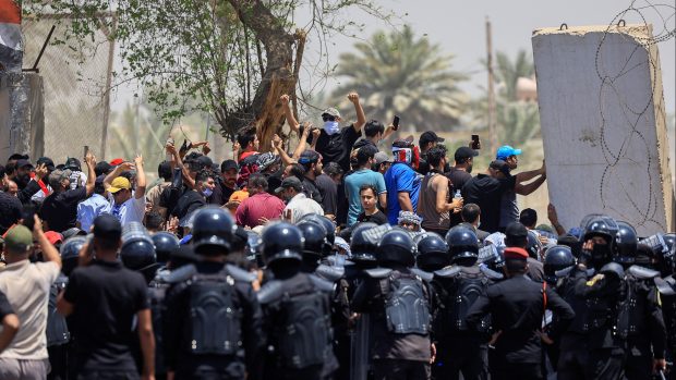 Sadrovi příznivci pronikli do iráckého parlamentu, aby zabránili vzniku vlády