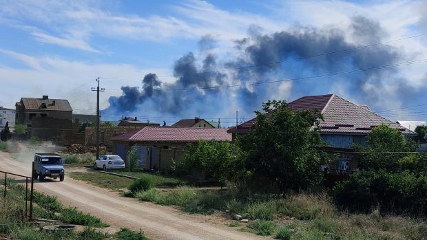 Stoupající dým u Novofedorivky po explozi na ruské letecké základně na Krymu