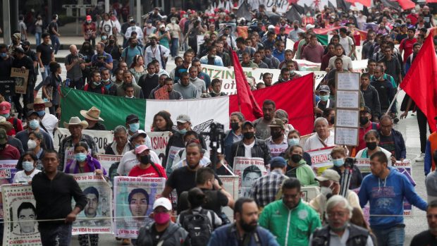 Příbuzní pohřešovaných studentů z Ayotzinapy během protestu v Mexico City