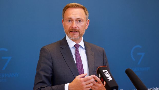 Německý ministr financí Christian Lindner odpovídá na otázky novinářů po oznámení, že země G7 zastropují ceny ropy a ropných produktů