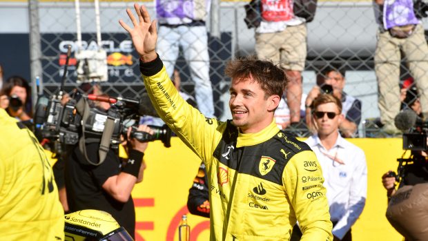 Šťastný Charles Leclerc po vítězné kvalifikaci