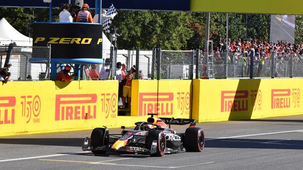 Max Verstappen projíždí cílem Velké ceny Itálie