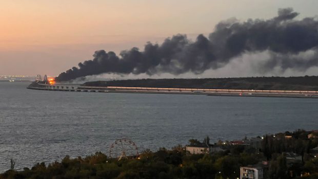 Požár na Kerčském mostě, který spojuje Rusko s okupovaným poloostrovem Krym