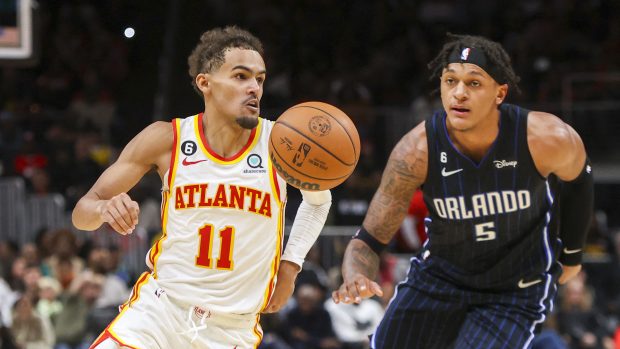 Trae Young z Atlanty (vlevo) a Paolo Bancher z Orlanda.