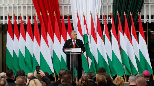 Maďarský premiér Viktor Orbán pronesl projev u příležitosti 66. výročí vypuknutí protisovětského povstání nikoliv v Budapešti, jak velí tradice, ale ve městě Zalaegerszeg na západě Maďarska