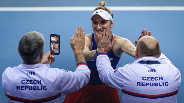 Markéta Vondroušová se raduje s realizačním týmem