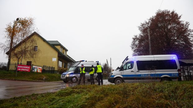 Policie blokuje silnici po dopadu rakety v Przewodówě