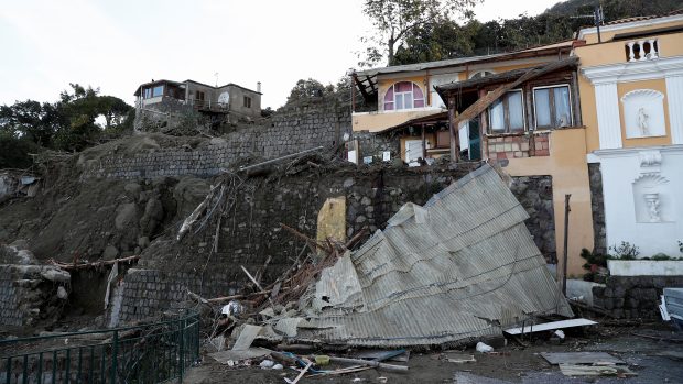 Ulice obce Casamicciola na severu ostrova pokrylo asi 20 centimetrů bahna, které zasychá
