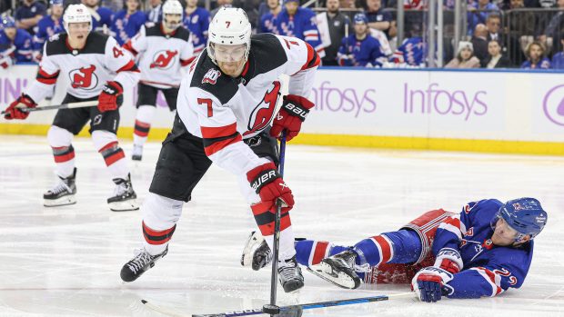 Dougie Hamilton, s číslem 7 na dresu, z New Jersey sebral puk soupeři Adamu Foxovi (číslo 23) během třetí třetiny