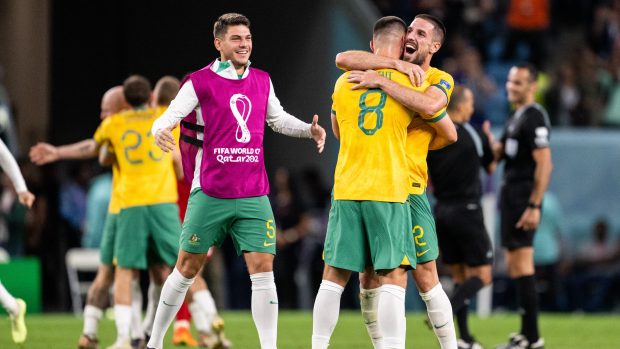 fotbalisté Austrálie se radují z postupu do osmifinále mistrovství světa v Kataru