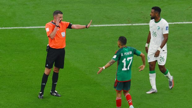 Rozhodčí Michael Oliver v zápase Saúdské Arábie a Mexika