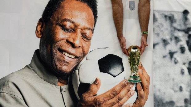 Pelé na transparentu brazilských fanoušků na mistrovství světa v Kataru.