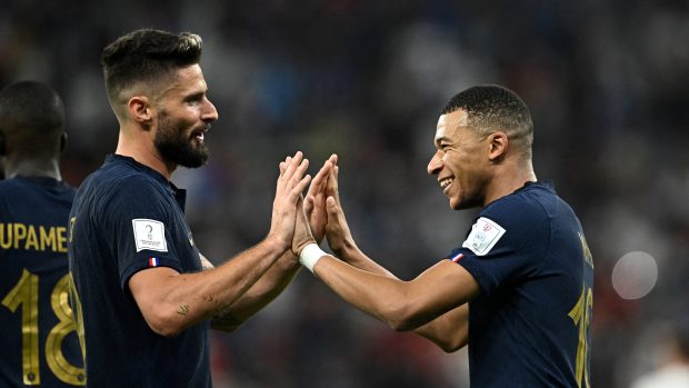 Olivier Giroud (vlevo) a Kylian Mbappé (vpravo) mají šanci na zisk Zlaté kopačky