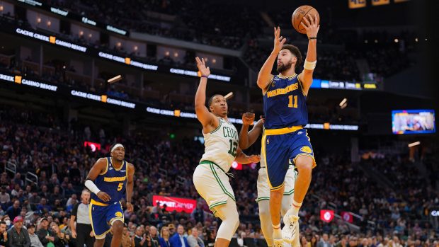 Klay Thompson skóruje proti Bostonu