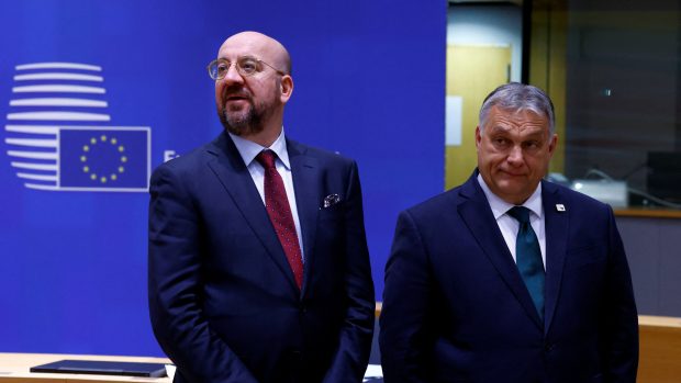 Charles Michel (vlevo) a Viktor Orbán (vpravo)