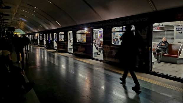 Lidé se v kyjevském metru ukrývají před bombardováním