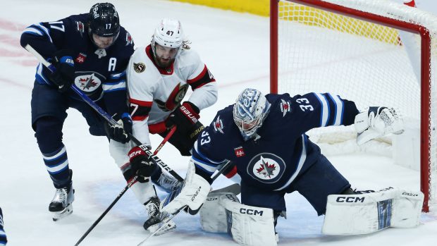 Brankář David Rittich (vpravo) v brance Winnipeg Jets