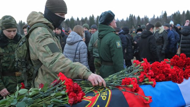 Na ruské straně bojuje soukromá žoldnérská Wagnerova armáda, která své členy rekrutuje také z ruských věznic. Ti pak na frontě rychle umírají.