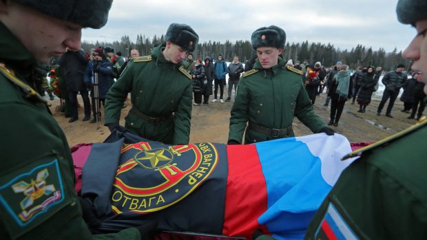 Rakev nesli vojáci a na smutečním obřadu promluvili také veteráni, kteří vyzdvihovali žoldnéřovo hrdinství